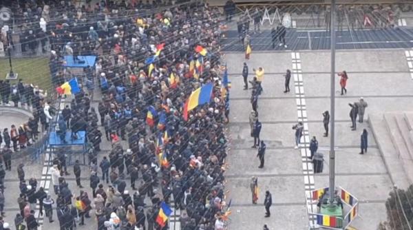 protest calin georgescu traverseaza centrul orasului piata victoriei