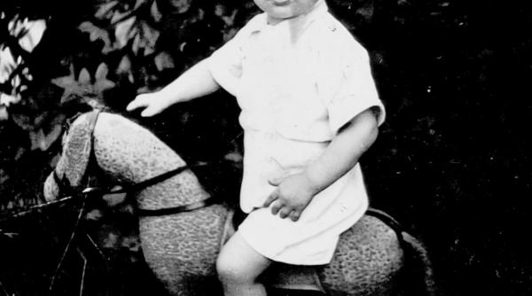 institutul cultural roman de la new york prezinta in premiera mondiala spectacolul intoarcerea huliganului dupa romanul autobiografic omonim al scriitorului norman manea