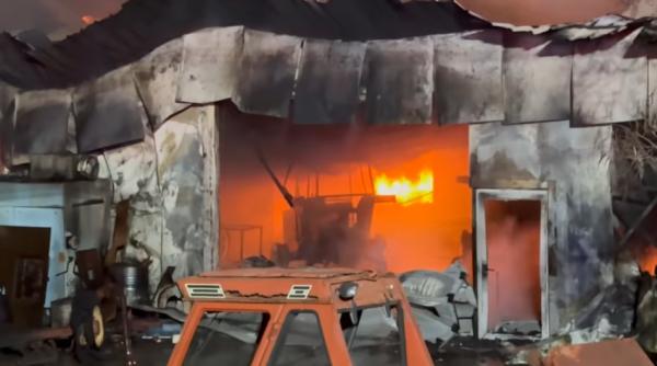 incendiu agresiv intr o hala de reparatii tractoare din bihor