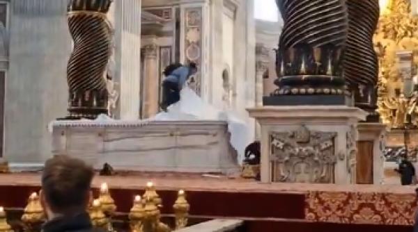 profanare altar roman vandalizat bazilica sf petru vatican