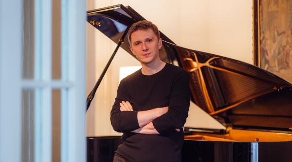 pianistul sergiu tuhutiu interpreteaza chopin la palatul culturii din iasi la 215 ani de la nasterea compozitorului