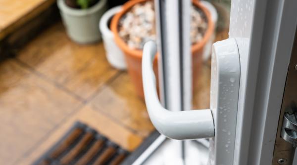 cum reglezi o broasca de termopan care nu se mai inchide corect