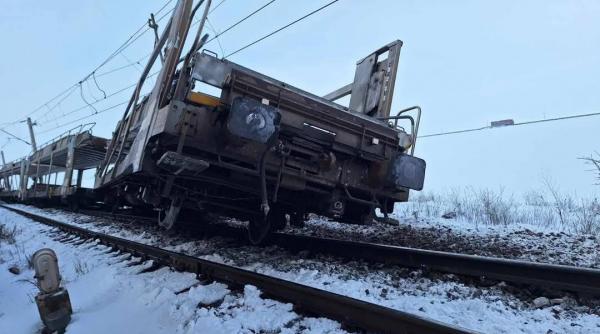 CFR: A început mutarea trenurilor accidentate la Radomirești, pentru eliberarea gabaritului