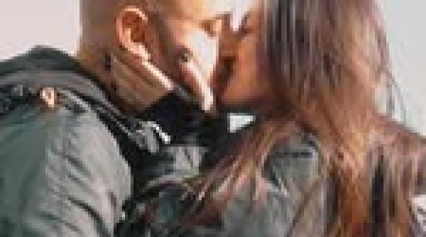 actorul din celebra serie netflix wednesday si a cerut iubita romana in casatorie