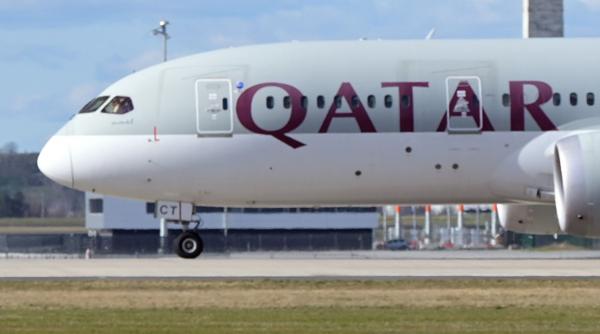 Călătorie de coșmar: Un cuplu a fost obligat să stea lângă un cadavru pe un zbor Qatar Airways