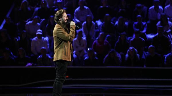 un genetician pasionat de muzica vine duminica la x factor ai un timbru pe care nu l am mai auzit total special