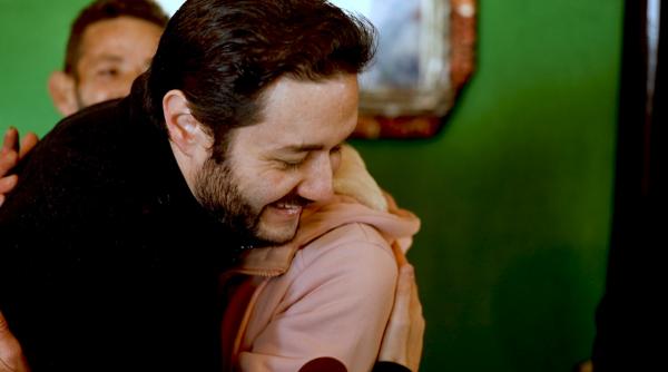 artistul irlandezo roman care a facut furori la editia x factor de acum 4 ani prima intalnire cu mama biologica reportaj exclusiv astazi la observator 19