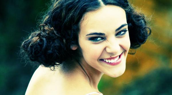 trenduri domina primavara 2025 rosu cireasa denim oversized croset