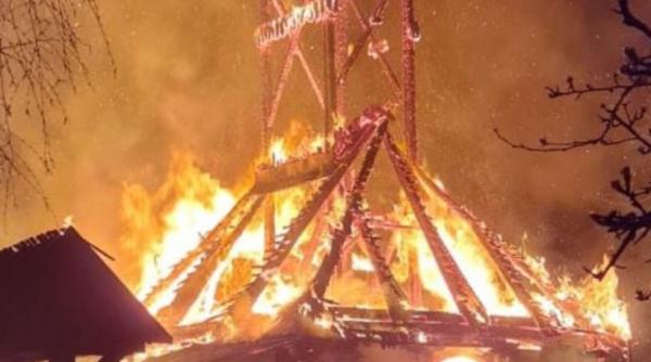 incendiu monument istoric ars biserica muzeului satului banatean aproape 300 de ani