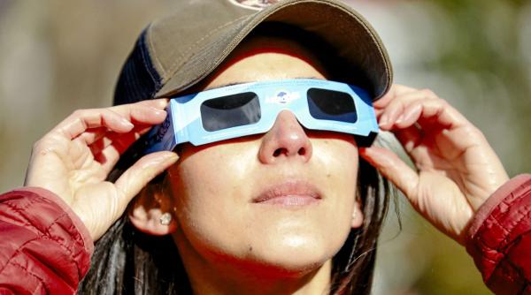 eclipsa partiala soare vizibila astazi romania fenomenul incepe ora 13