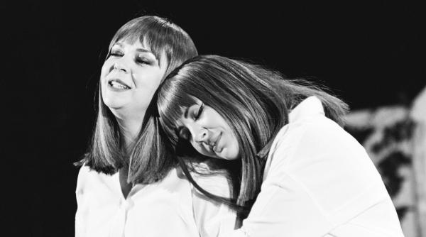 crina matei si ana maria ivan revin cu spectacolul anatomia unui cliseu o productie teatrul stela popescu pe scena de la nottara