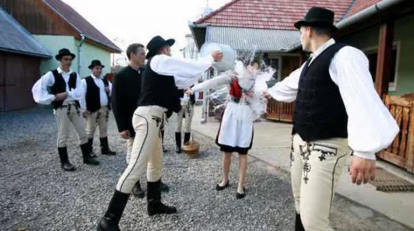 traditia stropitului cu parfum de paste de ce se practica in ardeal si ce simbolizeaza