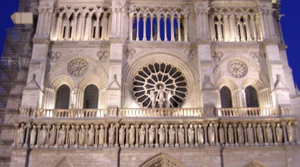 clopote catedra notre dame din paris omagiu papa francisc