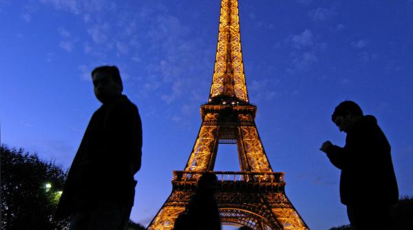 turnul eiffel lumini omagiu papa francisc