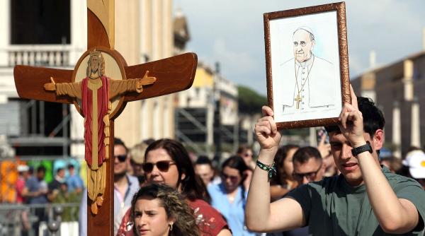 procesiunea mutare sicriul papei francisc