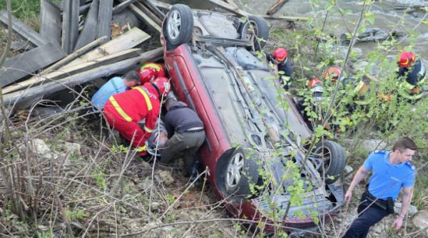 doi batrani sot sotie cazut masina rau podet construit ei prabusit
