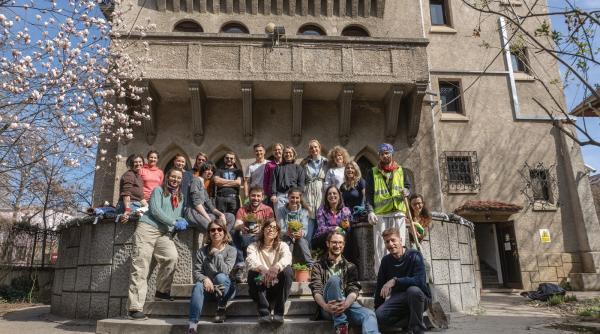 gradina muzeului hartilor refugiu verde pentru oameni albine si alti polenizatori