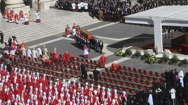 inmormantarea papei francisc participanti cod vestimentar prevazut