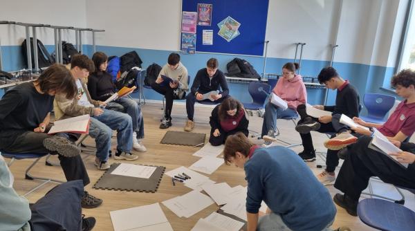 proiectul inovativ de teatru cu roboti e waste e motion la buzau bucuresti si constanta