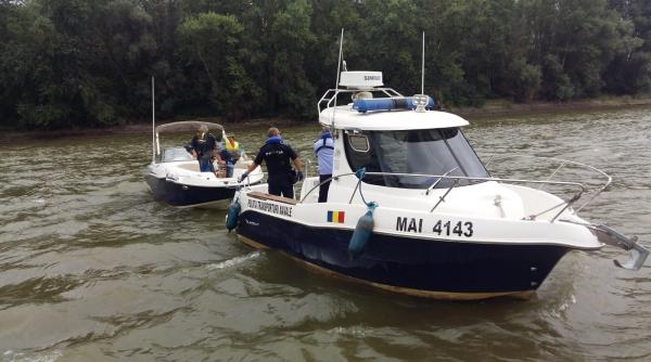 barbat cazut dunare barca rasturnat