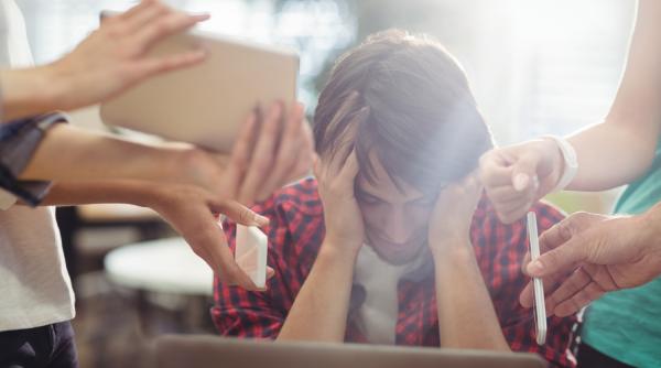 limba romana ce inseamna cuvantul intruziv