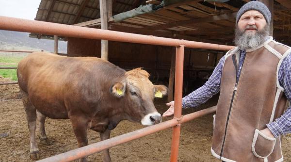 satul branzeturilor dumnezeiesti preot agarbiciu ferma vaci altar rugaciune
