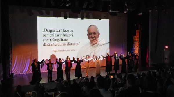 teatrul national de opereta si musical ion dacian a impresionat publicul cu un moment emotionant in memoria papei francisc la finalul musicalului romeo julieta