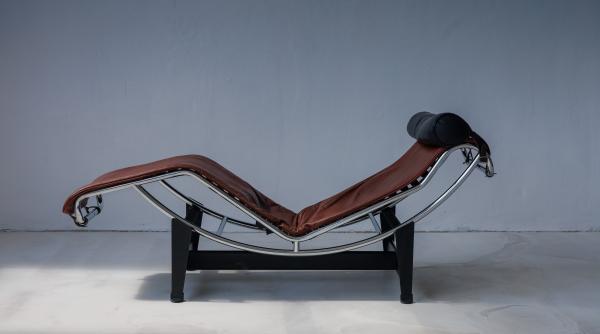 expozitia a home of iconic design aduce la bucuresti unele dintre cele mai emblematice piese de mobilier din istoria contemporana