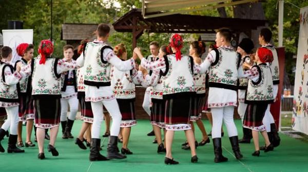 costum popular zi nationala