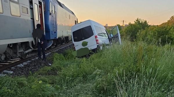 accident tren microbuz 11 persoane
