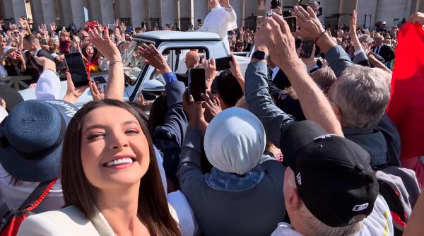 antena 1 singura televiziune din romania la intronizarea papei echipa de jurnalisti observator a primit binecuvantarea in piata san pietro