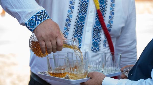 top 7 bauturi traditionale romanesti pe care trebuie sa le incerci