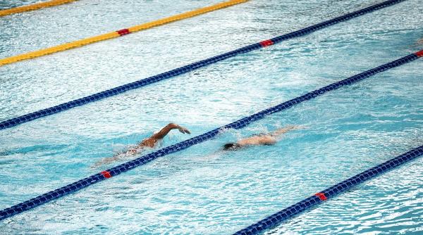 o inotatoare chineza de 12 ani impresioneaza cu performanta de nivel mondial