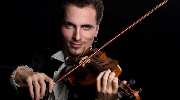 concert melodii evreiesti contemporane mark kovnatskiy pe scena alaturi de muzicienii orchestrei teatrului evreiesc din bucuresti