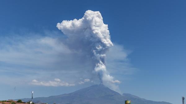 eruptie vulcan etna fuga turisti