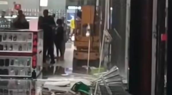 groaza la sibiu bucati din tavanul unui mall au cazut pe o lungime de 14 metri