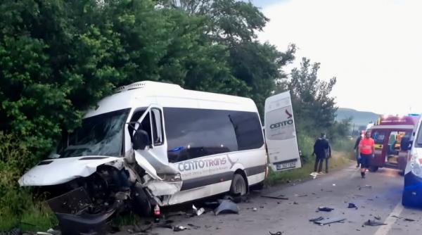 accident mortal la faurei intre un microbuz cu pasageri si o dubita 13 victime la spital