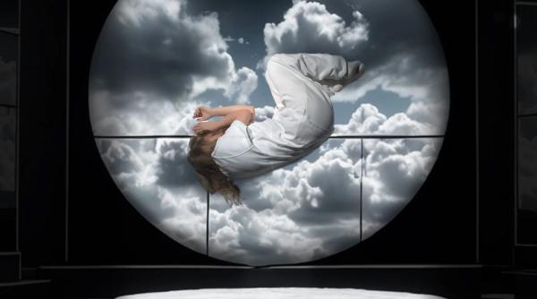 premiera pe tara la teatrul excelsior din bucuresti tomcat un thriller distopic despre libertate control si curajul de a fi diferit