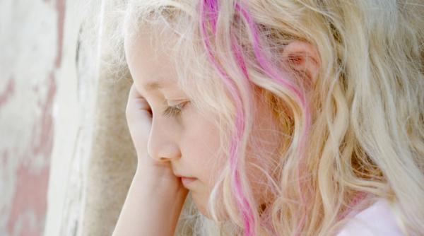 critica repetitiva copilarie urme adanci