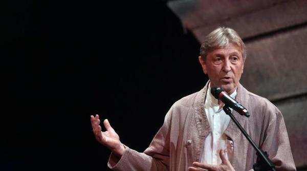 andrei serban unul dintre cei mai mari regizori ai lumii implineste o venerabila varsta
