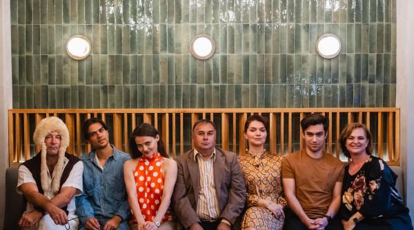 premiera tnrs union place se joaca in trei limbi cu o distributie internationala