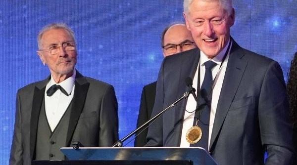 bill clinton evoca parteneriatul strategic romania sua lansat impreuna cu emil constantinescu intr o scrisoare trimisa la institutul levant