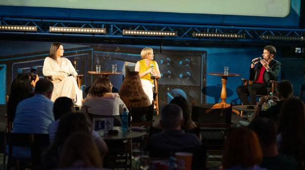 editia de vara a anotimpurilor dialogului despre teatru cu octavian saiu este disponibila acum online un dialog cu gianina carbunariu si emilia sercan despre teatru propaganda manipulare spectacolul informatiei si realitatea dezinformarii