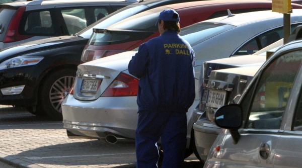 Fraudă în parcările publice din Capitală: Coduri QR falsificate pentru furt de date bancare