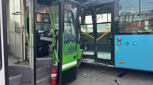 UPDATE Un tramvai și un autobuz STB s-au ciocnit în Sectorul 5. 11 oameni, îngrijiți de medici