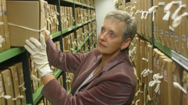 A murit Stella Rimington, legenda spionajului britanic și prima femeie la conducerea MI5. Ea a inspirat personajul „M” din James Bond