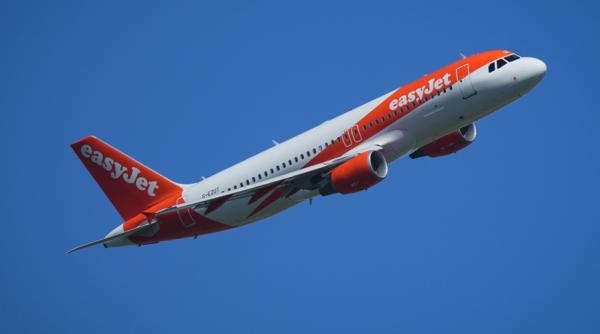 incident aviatic aterizare de urgenta din cauza unui pasager cu halucinatii care a vrut sa intre in cabina pilotilor