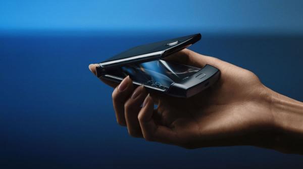 motorola reinventeaza telefon lux decorat cristale swarovski