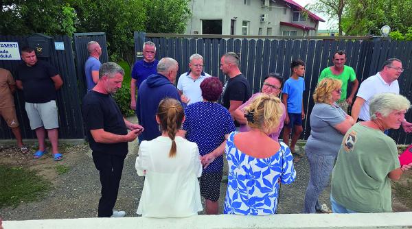 CNAIR e pericol public! Satul &bdquo;zidit&rdquo; de noul drum T&acirc;rgovi&#537;te-Sinaia. Drumarii au ridicat parapete &icirc;n fa&#539;a cur&#539;ilor