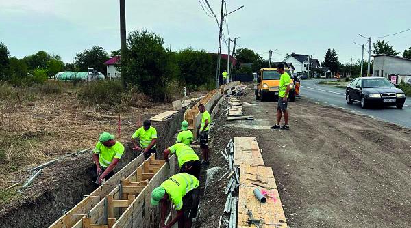 CNAIR e pericol public! Satul &bdquo;zidit&rdquo; de noul drum T&acirc;rgovi&#537;te-Sinaia. Drumarii au ridicat parapete &icirc;n fa&#539;a cur&#539;ilor
